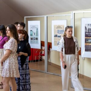 goście podziwiają projekty studentów
