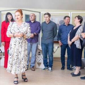 Dyrektor Instytutu Sztuk Projektowych – dr Anna Kałamarz-Kucz, prof. PANS otwiera wystawę, z tyłu pracownicy PANS