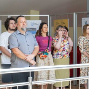pracownicy, studenci PANS oraz goście w uczelnianej galerii Świetlik