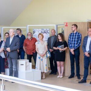 pracownicy, studenci PANS oraz goście w uczelnianej galerii Świetlik