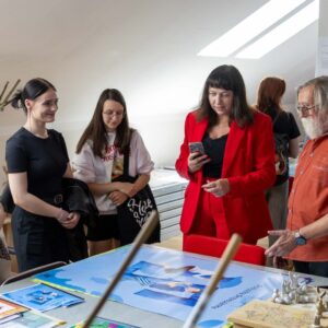 goście podziwiają projekty studentów