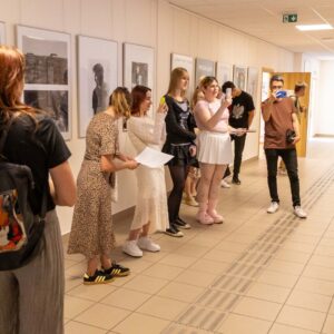 goście podziwiają projekty studentów