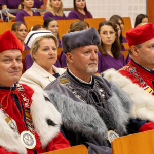 władze PANS: od lewej dr Andrzej Kawecki, prof. PANS - Prorektor ds. studenckich, mgr Dominik Tracz - Kanclerz, dr Sławomir Solecki - Prorektor ds. rozwoju i współpracy; w tle goście oraz absolwenci pielęgniarstwa