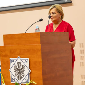 Bożena Ryczan - Starosta Przemyski, przemówienie z mównicy z logo uczelni