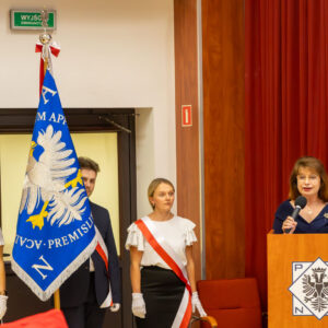 po lewej poczet sztandarowy PANS, po prawej dr hab. Bożena Baczewska, prof. PANS – Dyrektor Instytutu Ochrony Zdrowia