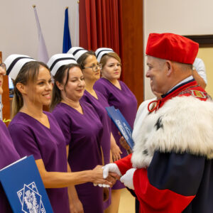 uścisk dłoni, absolwentki otrzymują wyróżnienia
