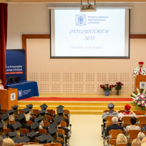 widok na scenę Auli PANS, przy mównicy JM Rektor dr hab. Marek Delong, prof. PANS