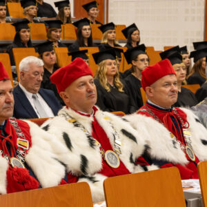 z przodu władze PANS, od lewej: Prorektor ds. rozwoju i współpracy dr Sławomir Solecki, Rektor dr hab. Marek Delong, prof. PANS, Prorektor ds. studenckich dr Andrzej Kawecki, prof. PANS, Kanclerz PANS mgr Dominik Tracz