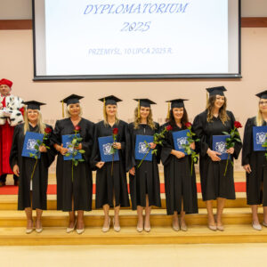 grupa absolwentów z dyplomami ukończenia studiów