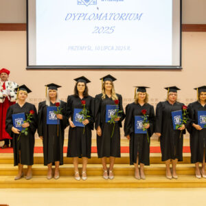 grupa absolwentów z dyplomami ukończenia studiów