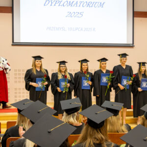 grupa absolwentów z dyplomami ukończenia studiów