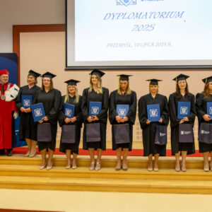 grupa absolwentów z wyróżnieniami i nagrodami