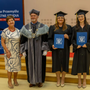 od lewej: dr Irena Puszkarz, Kanclerz mgr Dominik Tracz, absolwentki z wyróżnieniami: Joanna Kiełbasa, Klaudia Biskup