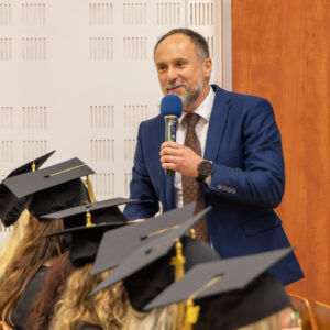 dr hab. Paweł Więch, prof. PANS z mikrofonem