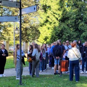 grupa gości na ścieżce w Parku Lubomirskich