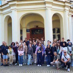 pamiątkowe zdjęcie przed Pałacem Lubomirskich