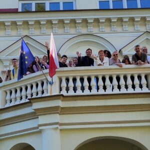 goście na balkonie Pałacu Lubomirskich