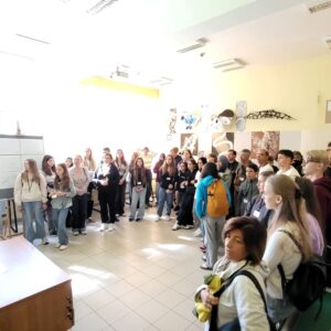 uczniowie i nauczyciele zwiedzają pracownię