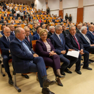 goście w uczelnianej auli