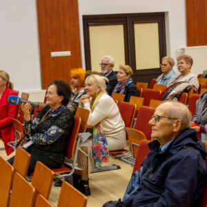 widok na aulę i gości