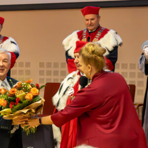 Prof. Barabasz otrzymuje bukiet