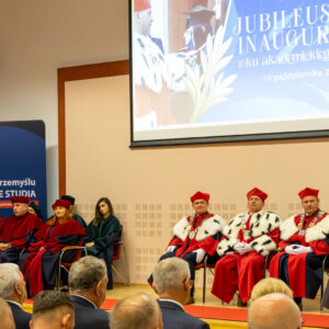 Senat i Władze PANS na scenie w uczelnianej auli