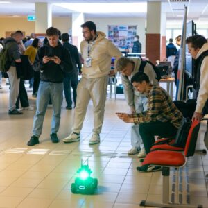 Uczniowie sterują uczelnianym robotem