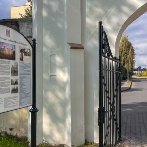 tablica informacyjna przy bramie głównej