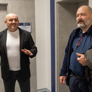 przywitanie grupy przez dr. Pawła Łabuza - Dziekana Wydziału Nauk Społecznych, Humanistycznych i Ochrony Zdrowia (po lewej)