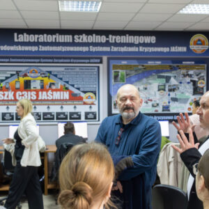 studentki zwiedzają laboratorium szkolno-treningowe JAŚMIN