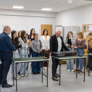 studentki zwiedzają Strzelnicę PANS
