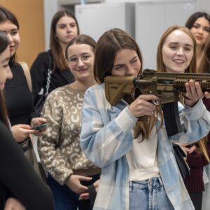 studentki zwiedzają Strzelnicę PANS