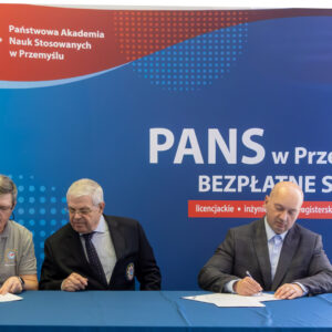od lewej: Wojciech Skorża – Sekretarz Prezydium Przemyskiego Regionu IPA, Jan Faber – Przewodniczący Przemyskiego Regionu Międzynarodowego Stowarzyszenia Policji IPA, Rektor – dr hab. Marek Delong, prof. PANS