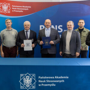 pamiątkowe zdjęcie grupowe na tle ścianki PANS