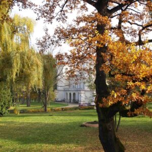 widok na Pałac Lubomirskich z parku