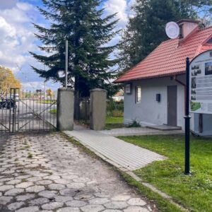 tablica informacyjna znajdująca się na tyłach parku, przy bramie