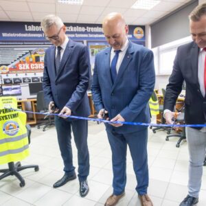 przecięcie wstęgi przez Zastępcę Prezydenta Miasta Przemyśla – Krzysztofa Majchera, JM Rektora dr. hab. Marka Delonga, prof. PANS oraz Zastępcę Dyrektora Departamentu Marketingu i Handlu firmy Teldat – Łukasza Blechmana