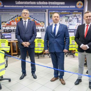 od lewej: Zastępca Prezydenta Miasta Przemyśla – Krzysztof Majcher, JM Rektor dr hab. Marek Delong, prof. PANS oraz Zastępca Dyrektora Departamentu Marketingu i Handlu firmy Teldat – Łukasz Blechman