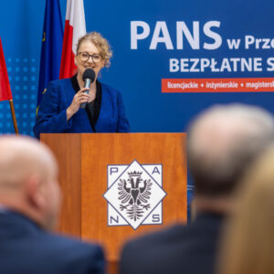 Dr E. Kasperska, konferansjer, rzecznik prasowa