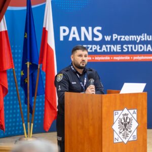 Przy ambonie konferansjerskiej dr V. Franchuk (tłumaczy słowa D. Shvetsa)