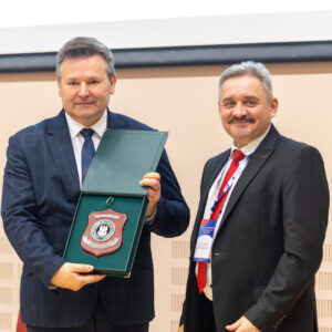 Dr S. Solecki odbiera prezent od prof. B. Jagusiaka