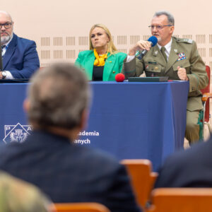 Przy stole konferencyjnym glos zabiera gen. D. Tracz