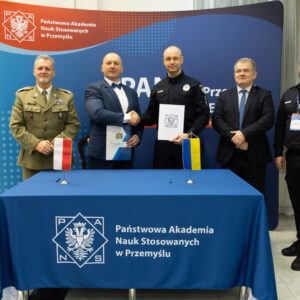 pamiątkowe zdjęcie grupowe na tle ścianki PANS