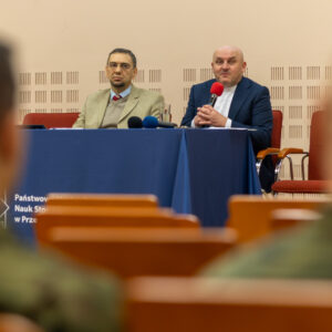Moderatorzy panelu studenckiego - prof. T. Olejarz i dr P. Łabuz - przy stole konferencyjnym