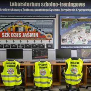 widok na wnętrze Laboratorium szkolno-treningowego, a w nim stanowiska komputerowe i plansze na ścianach