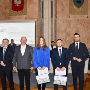 od lewej: Przewodniczący Rady Miejskiej Miasta Przemyśla – Marcin Kowalski, Prorektor ds. studenckich – dr Andrzej Kawecki, prof. PANS, JM Rektor – dr hab. Marek Delong, prof. PANS, studentka PANS Wiktoria Krajewska, student PANS Daniel Michałowski, Zastępca Prezydenta Miasta Przemyśla – Bartłomiej Barszczak, Radna Rady Miejskiej Miasta Przemyśla – Anna Sienkiewicz