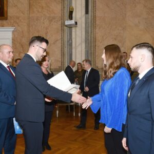 moment wręczenia Stypendium Prezydenta Miasta Przemyśla przez Zastępcę Prezydenta - Bartłomieja Barszczaka