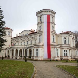 biało-czerwona flaga na Pałacu Lubomirskich