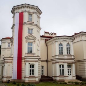 biało-czerwona flaga na Pałacu Lubomirskich