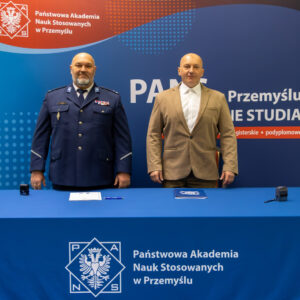 od lewej: Komendant Miejski Policji w Przemyślu - podinsp. dr Janusz Kiszka, JM Rektor - dr hab. Marek Delong, prof. PANS